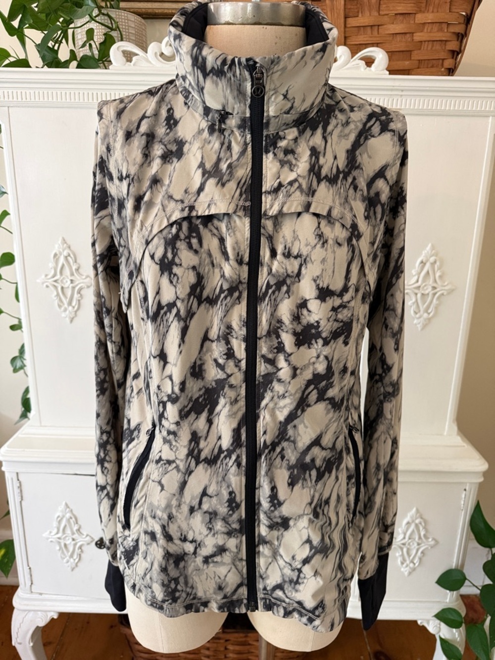 Lululemon Bring Back the Track Hooded
Zip Front Workout Athertic Jacket
